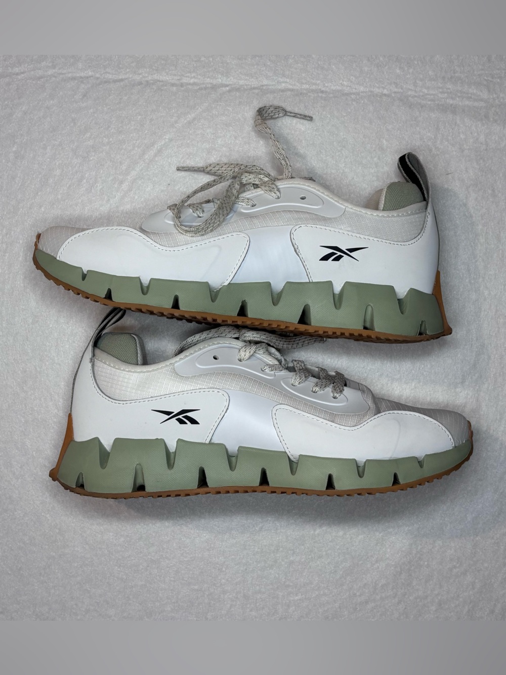 Reebok Zig Dynamica 4 Running Shoe White/Olive Green Gum Outsole Woman’s 9